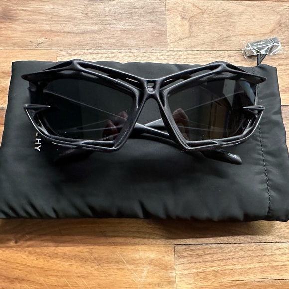Givenchy Cut Cage Unisex sunglasses - Picture 1 of 7